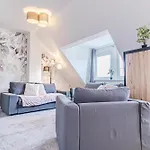 Luxury 2Br And 1Lr Apartment With Balcony - 9 Min To Center