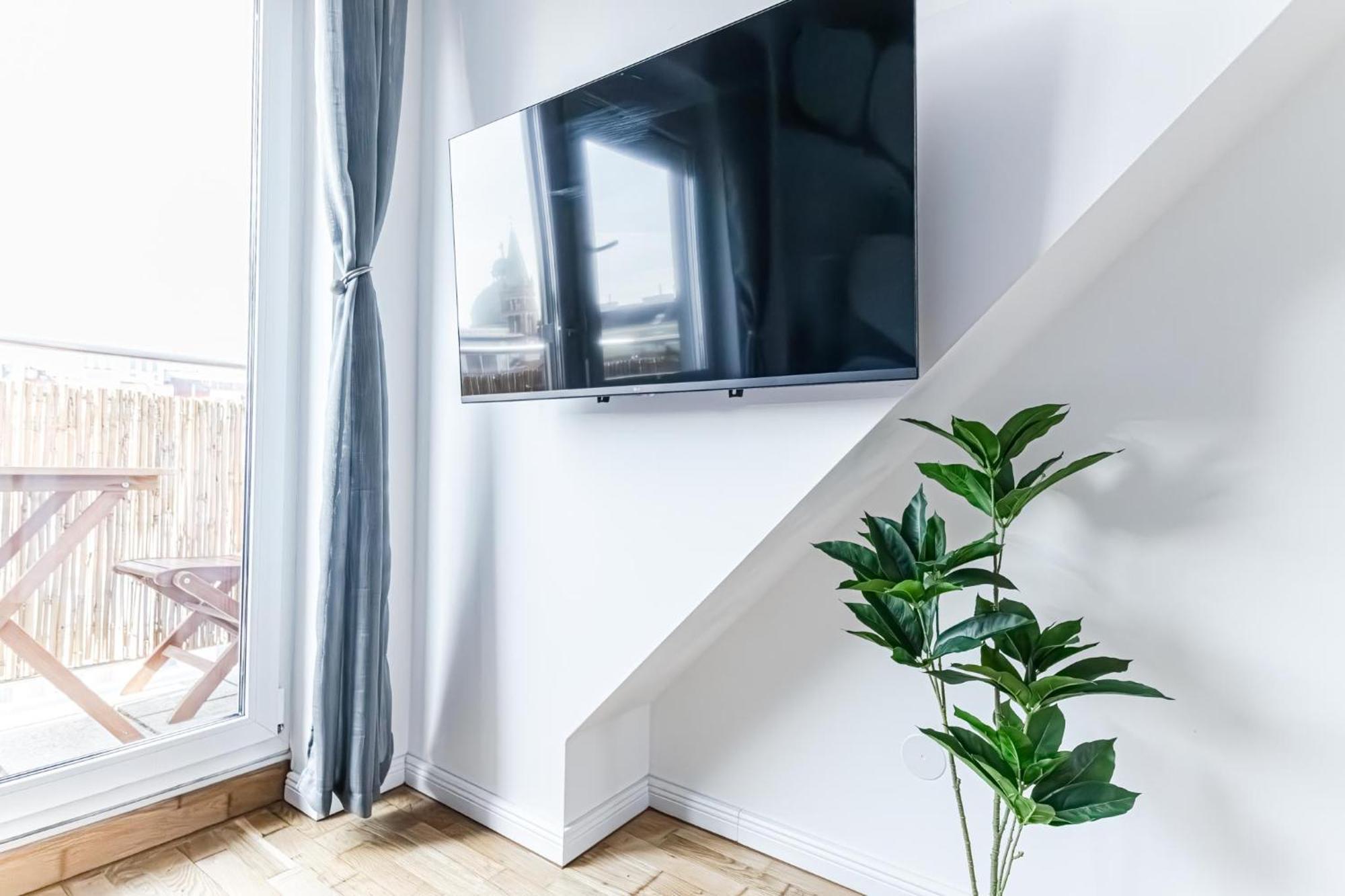 Luxury 2br And 1lr With Balcony - 9 Min To Center Apartment