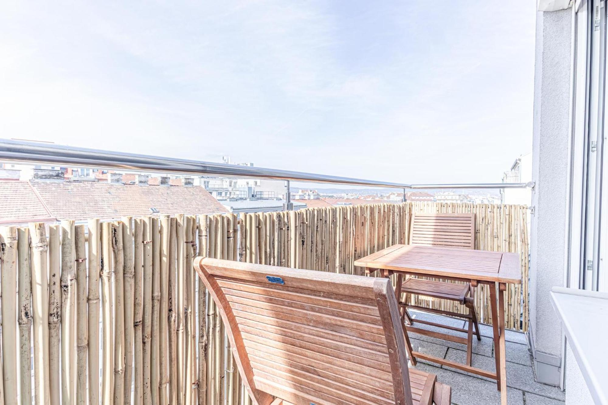 Luxury 2br And 1lr With Balcony - 9 Min To Center *