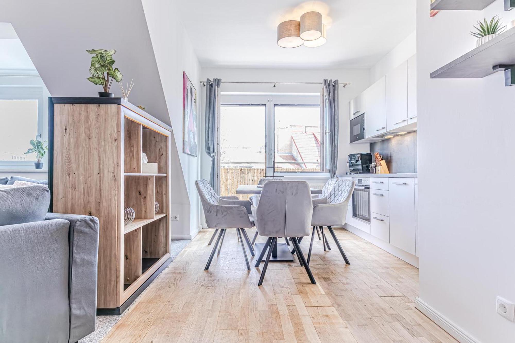 Luxury 2br And 1lr With Balcony - 9 Min To Center