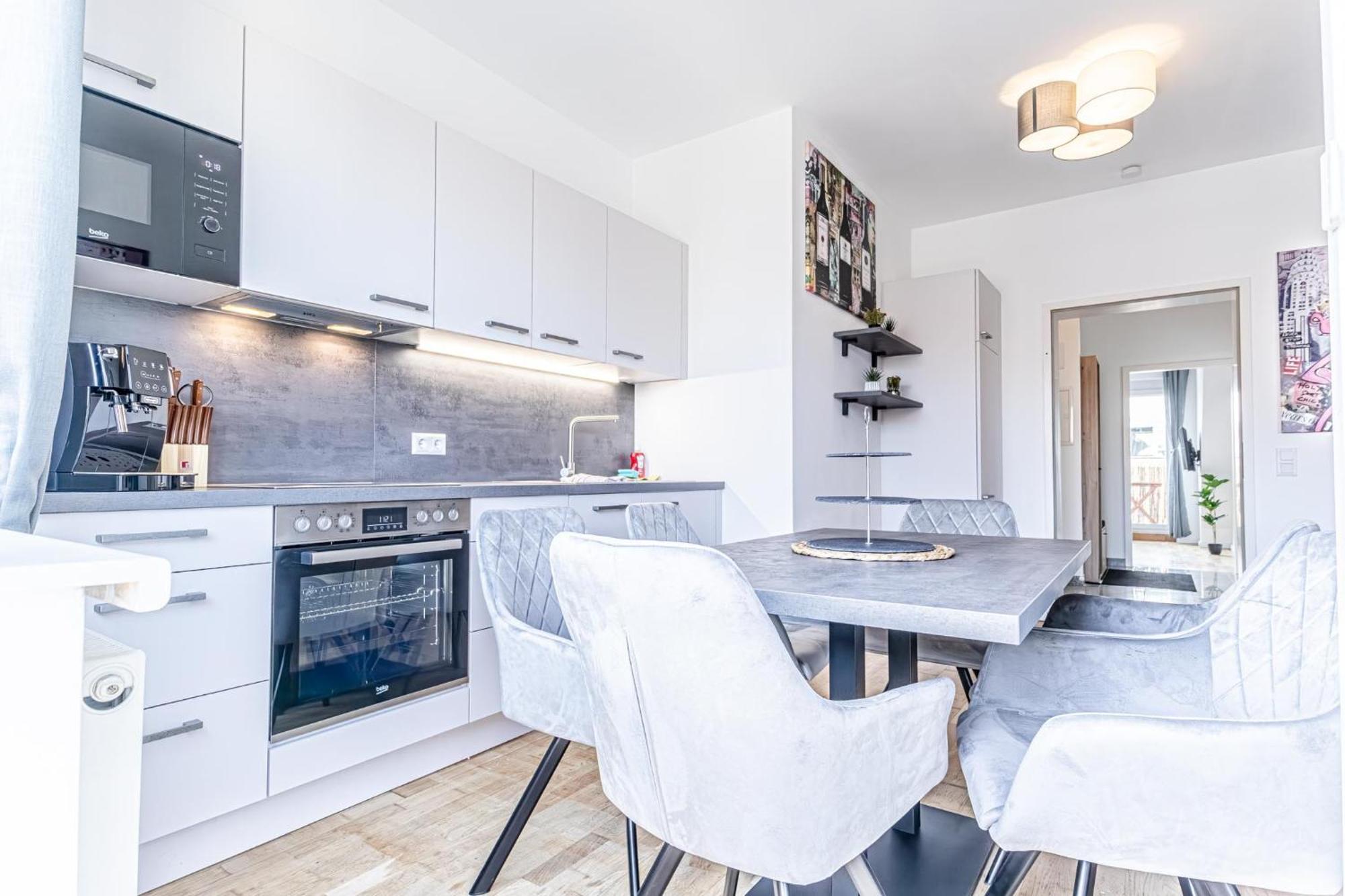 Luxury 2br And 1lr With Balcony - 9 Min To Center * Wien