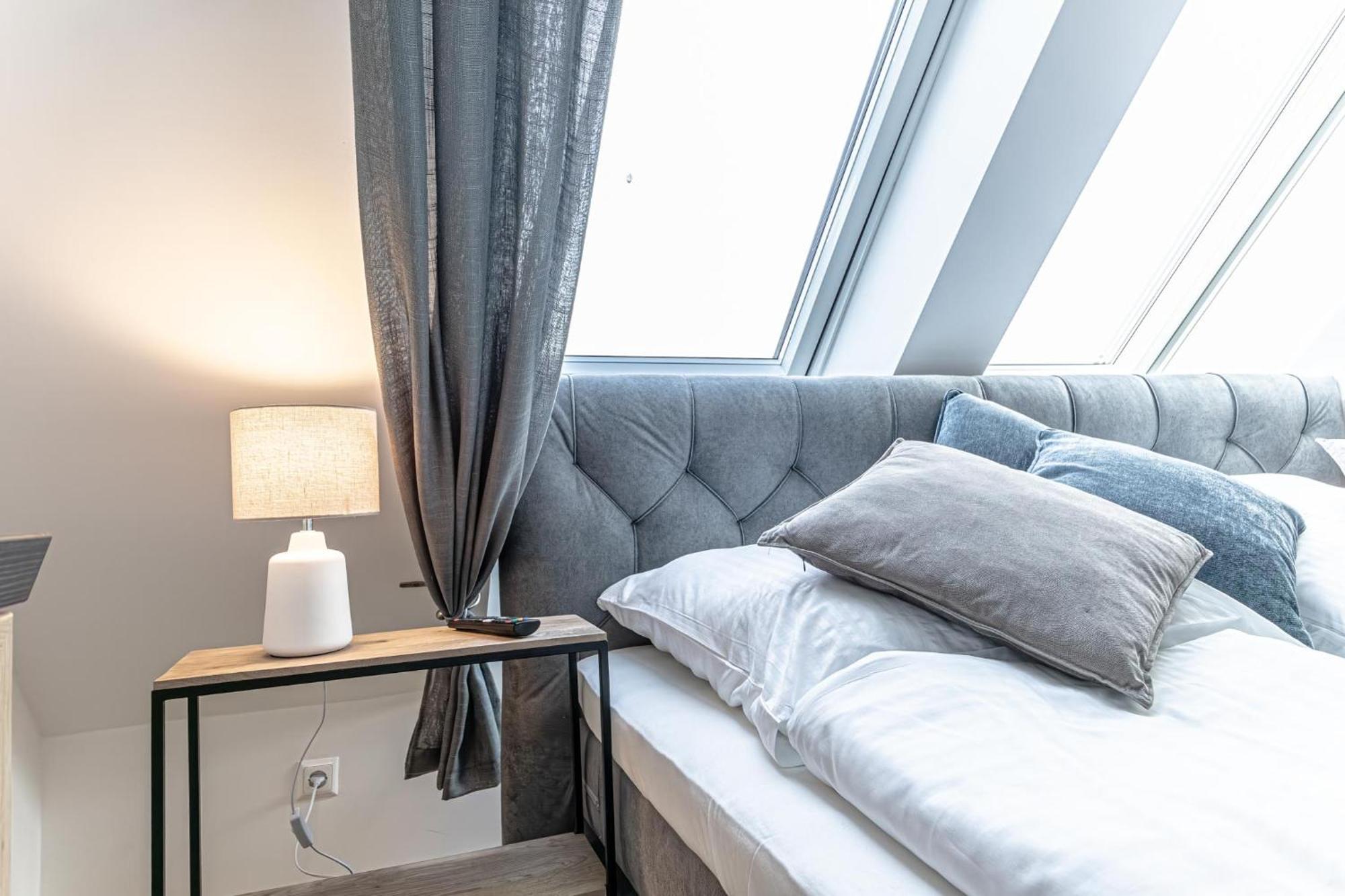 Luxury 2br And 1lr With Balcony - 9 Min To Center