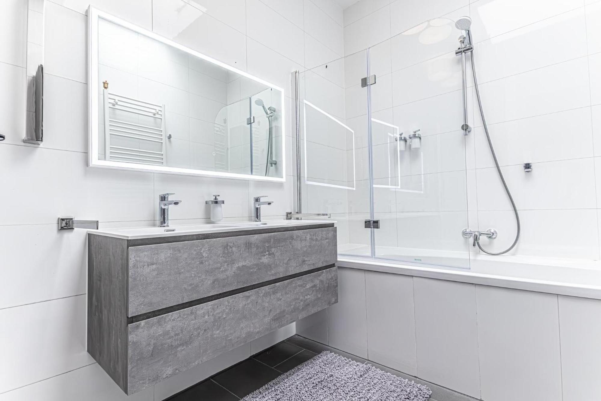 Apartment Luxury 2br And 1lr With Balcony - 9 Min To Center Wien