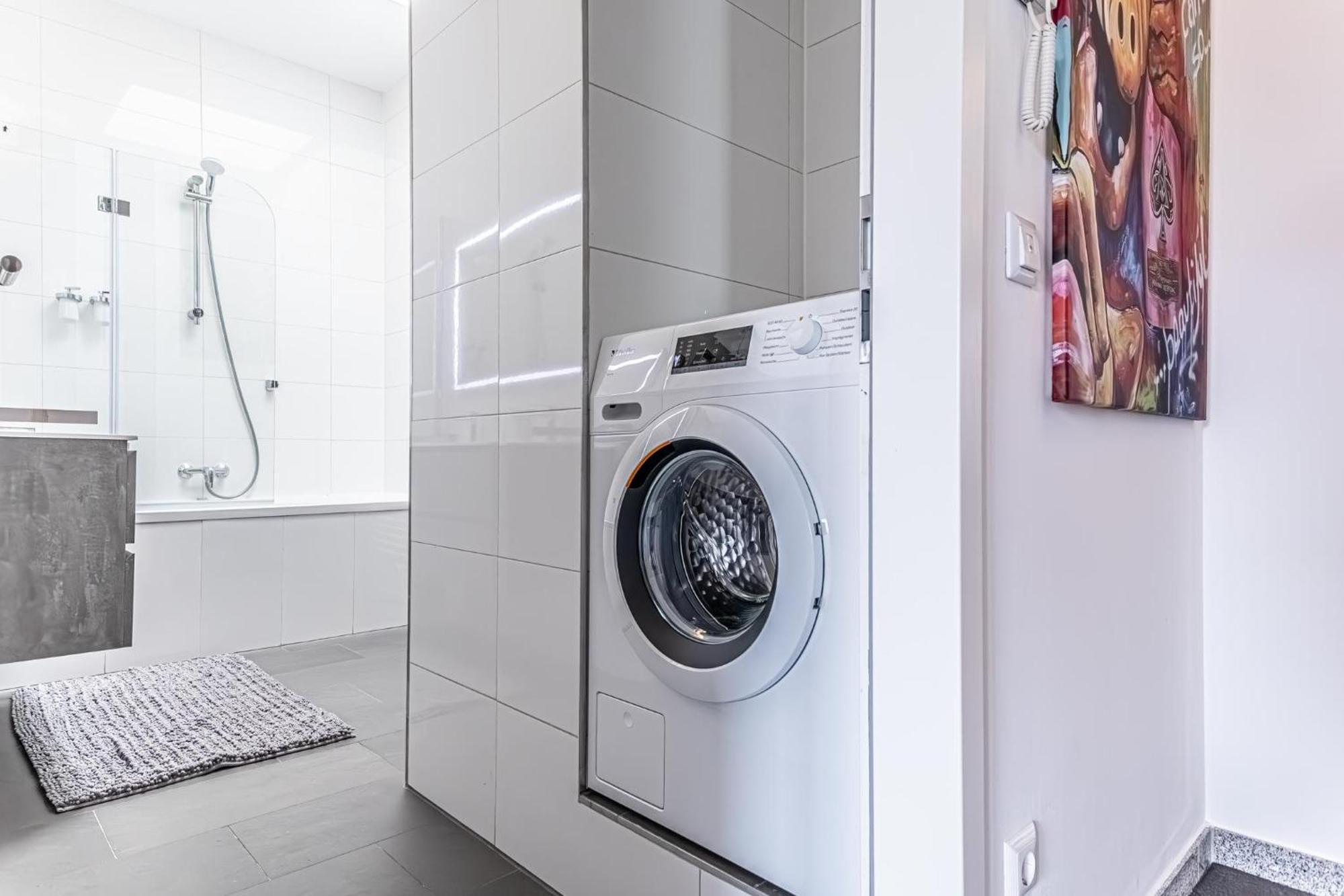 Luxury 2br And 1lr With Balcony - 9 Min To Center Apartment Wien