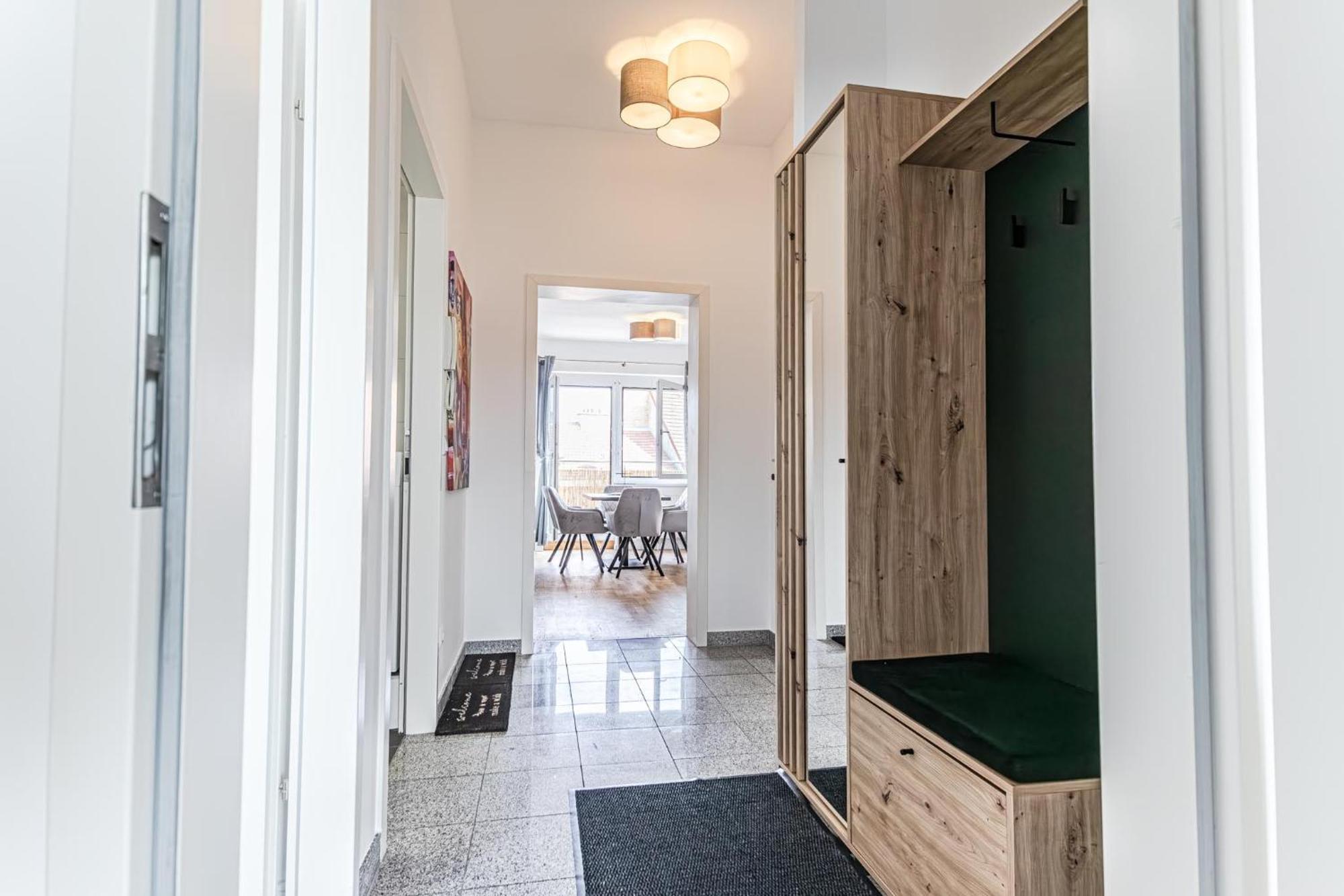 Luxury 2br And 1lr With Balcony - 9 Min To Center *