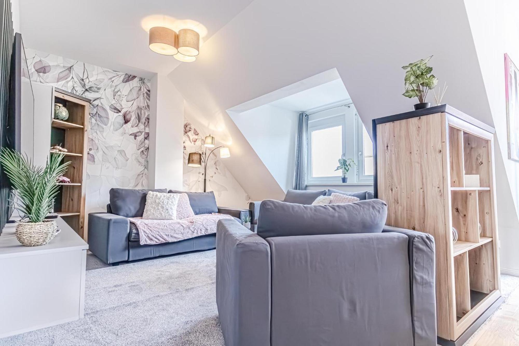 Luxury 2br And 1lr With Balcony - 9 Min To Center Apartment *