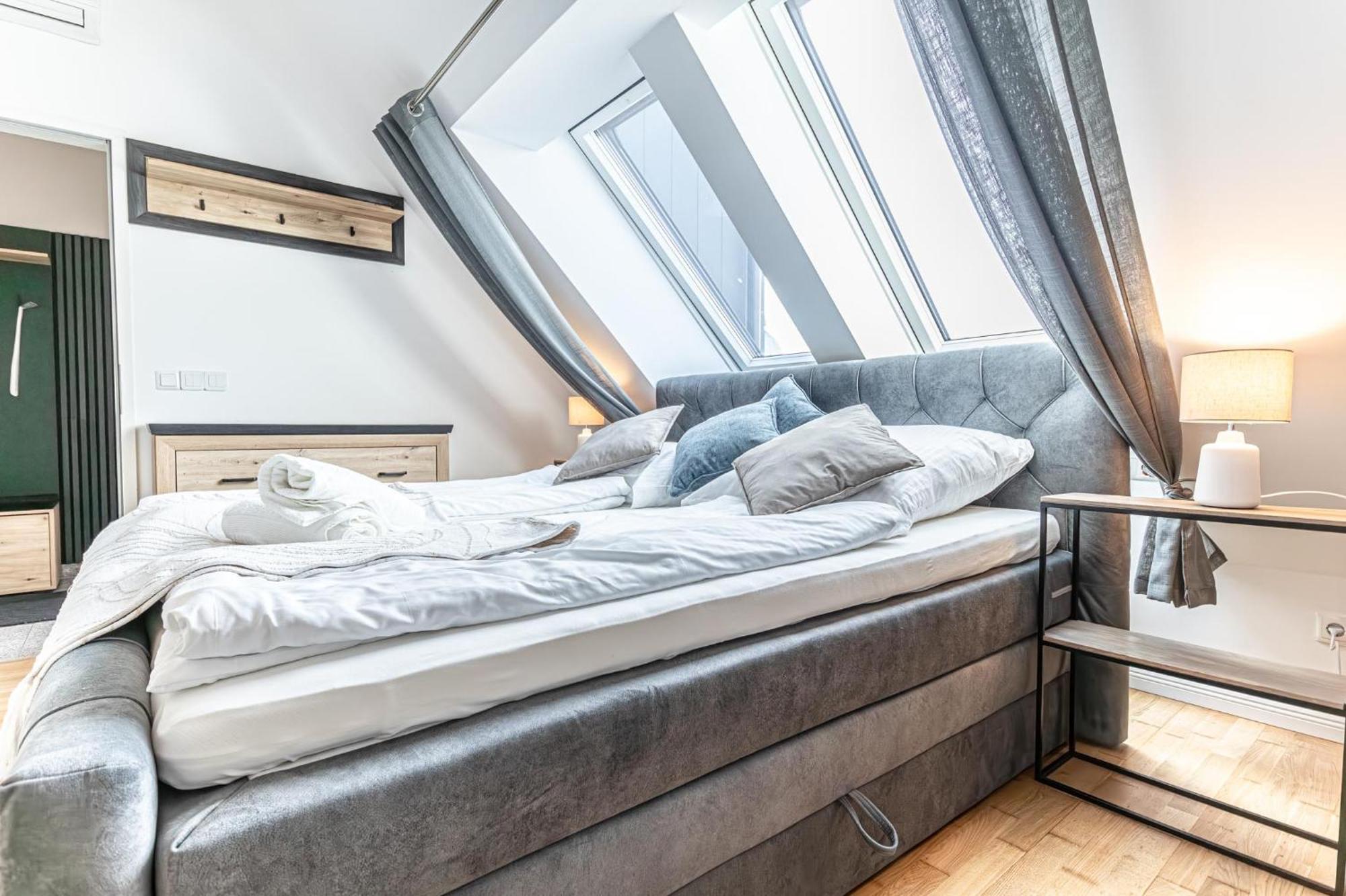 Luxury 2br And 1lr With Balcony - 9 Min To Center *