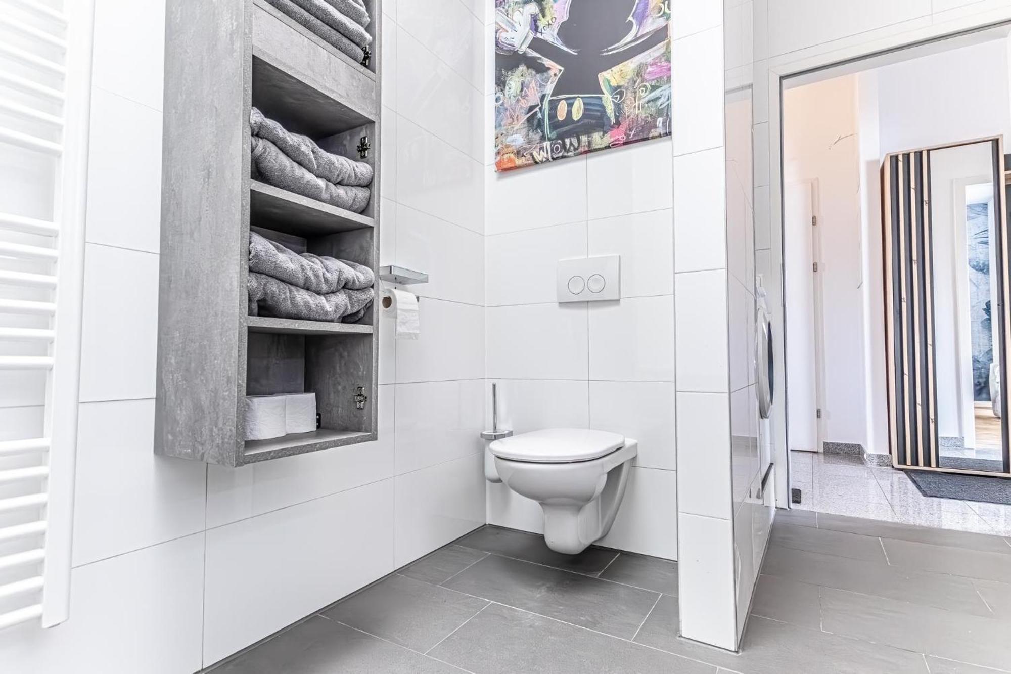 Luxury 2br And 1lr With Balcony - 9 Min To Center *