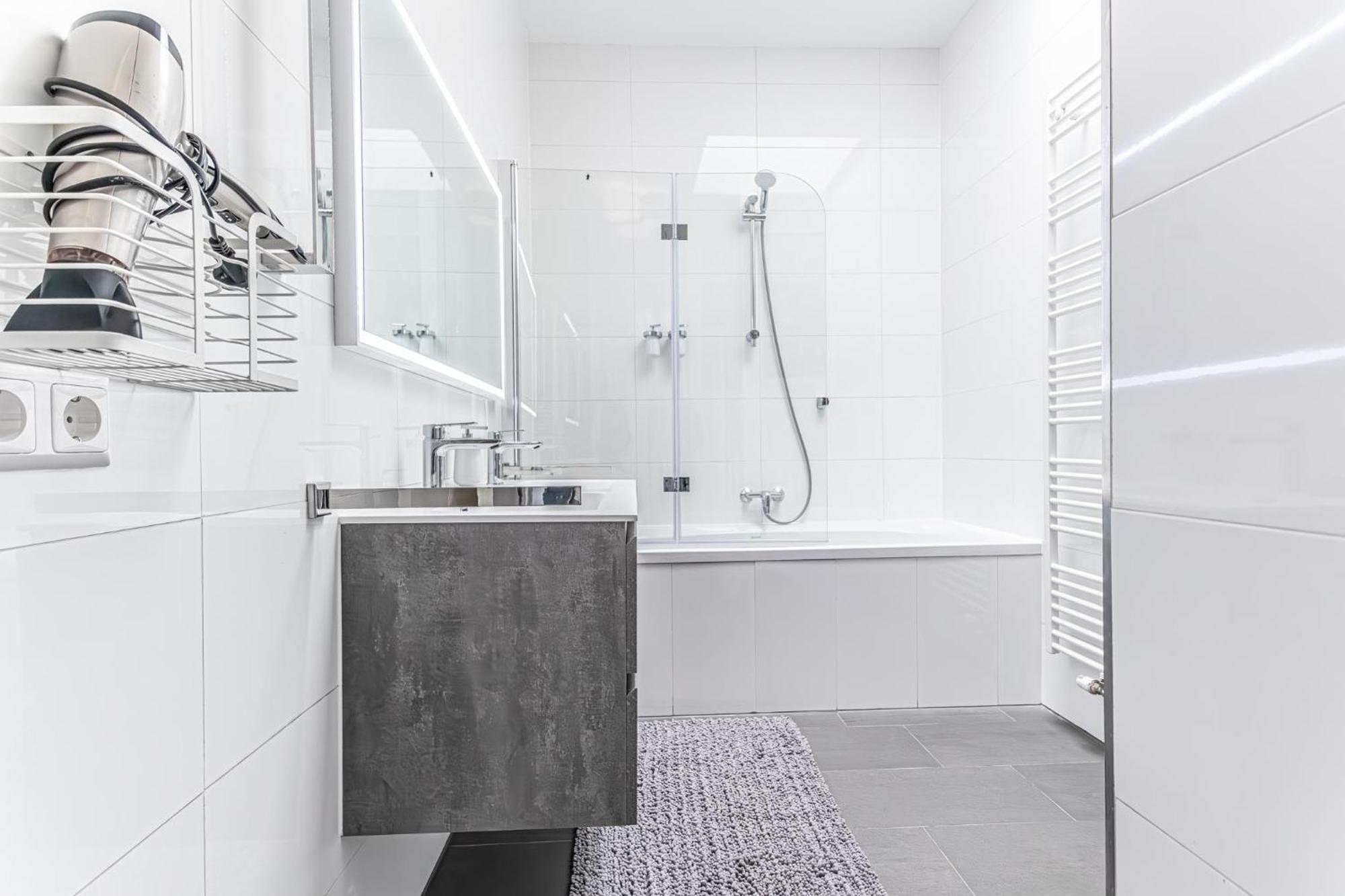 Luxury 2br And 1lr With Balcony - 9 Min To Center Apartment