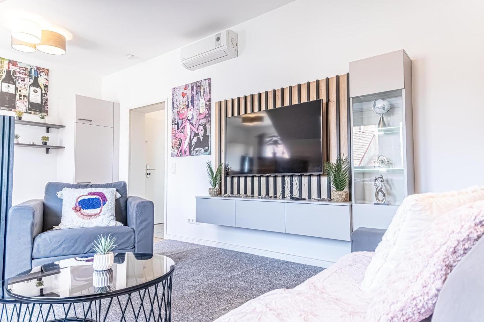 Luxury 2br And 1lr With Balcony - 9 Min To Center *
