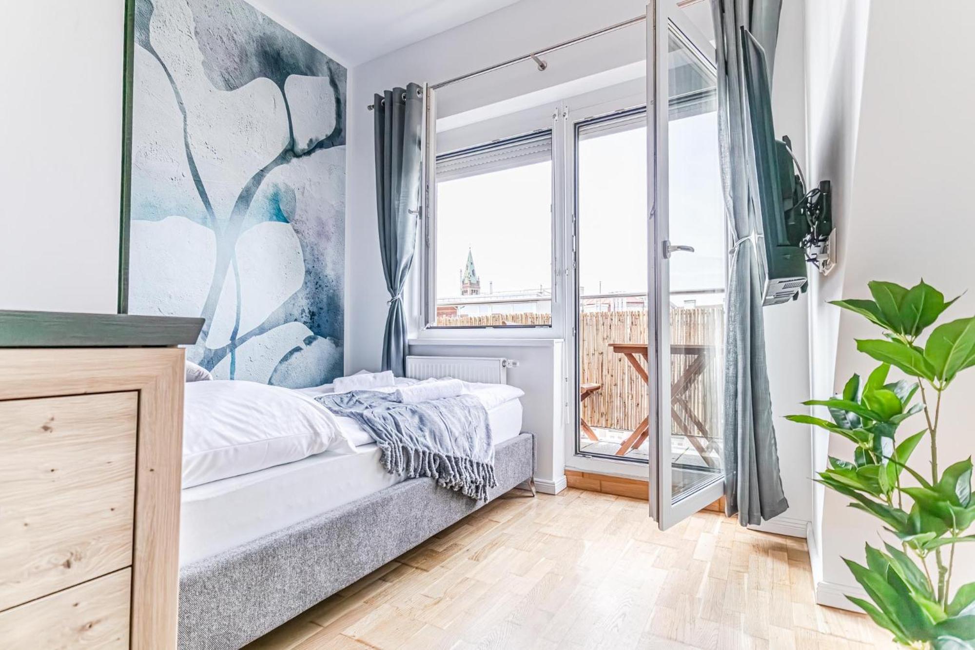 Apartment Luxury 2br And 1lr With Balcony - 9 Min To Center
